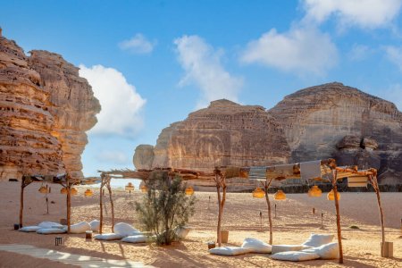 Téléchargez les photos : Salon extérieur devant un monolithe d'érosion rocheuse d'éléphants debout dans le désert, Al Ula, Arabie Saoudite - en image libre de droit