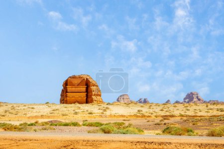 Foto de Vista al desierto saudita con entrada a la antigua tumba nabatea de Lihyan, hijo de Kuza tallado en roca, Mada 'in Salih, Hegra, Arabia Saudía8 - Imagen libre de derechos