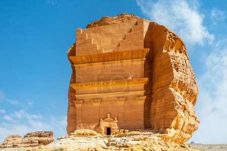 Foto de Entrada a la antigua tumba nabatea de Lihyan, hijo de Kuza tallada en roca en el desierto, Mada 'in Salih, Hegra, Arabia Saudita - Imagen libre de derechos