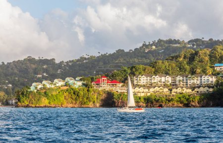 Téléchargez les photos : Vue sur le littoral avec voilier, villas et stations balnéaires sur la colline, Castries, Sainte-Lucie - en image libre de droit