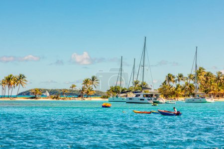Türkisfarbenes Meer mit antiker Jacht und Booten, Tobago Cays, Saint Vincent und die Grenadinen, Karibik