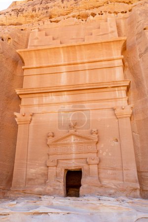 Foto de Entrada ornamentada tallada a la tumba nabatea en el complejo Jabal al banat, Hegra, Al Ula, Arabia Saudita - Imagen libre de derechos