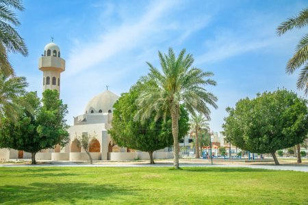 Téléchargez les photos : Mosquée Al Hamra'a avec jardin au premier plan, Dammam, Arabie Saoudite - en image libre de droit