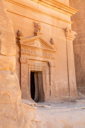Foto de Entrada ornamentada tallada a la tumba en el complejo Jabal al banat, Hegra, Al Ula, Arabia Saudita - Imagen libre de derechos