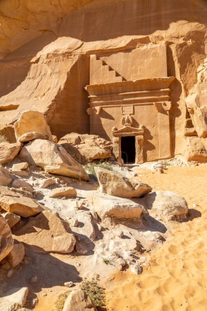 Foto de Tallado en piedra tumba nabatea en el complejo Jabal al Banat, Hegra, Al Ula, Arabia Saudita - Imagen libre de derechos