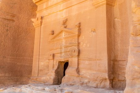 Foto de Entrada ornamentada tallada a la tumba en el complejo Jabal al banat, Hegra, Al Ula, Arabia Saudita - Imagen libre de derechos