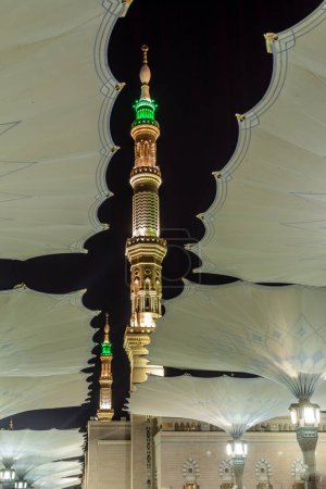 Foto de Minaretes de la Mezquita Profeta con sombrillas en primer plano, Medina, Arabia Saudita - Imagen libre de derechos