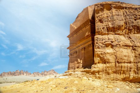 Foto de Entrada a la Tumba de Lihyan, hijo de Kuza tallado en roca en el desierto, Mada 'in Salih, Hegra, Arabia Saudita - Imagen libre de derechos