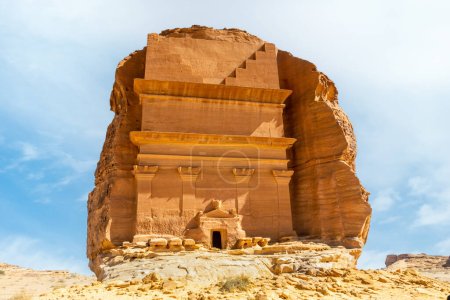 Téléchargez les photos : Entrée de la tombe de Lihyan, fils de Kuza sculpté dans la roche dans le désert, Maca'in Salih, Hegra, Arabie Saoudite - en image libre de droit