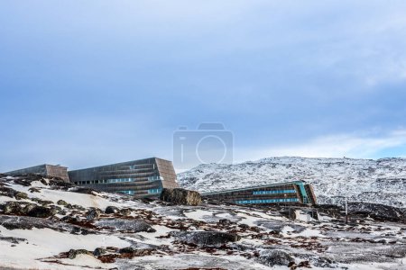 Foto de Edificios árticos modernos y montaña Store Malene en el fondo, Nuuk, Groenlandia - Imagen libre de derechos