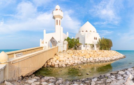 Téléchargez les photos : Mosquée White Salem Ben Laden construite sur l'île avec la mer en arrière-plan, Al Khobar, Arabie Saoudite - en image libre de droit
