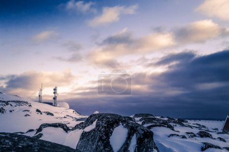 Foto de Estación de telecomunicaciones ártica entre rocas de nieve, Nuuk, Groenlandia - Imagen libre de derechos