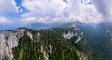 Téléchargez les photos : Panorama des montagnes aériennes des Balkans avec nuages et forêts vertes, Maglic, Bosnie-Herzégovine - en image libre de droit
