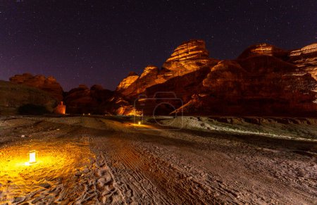 Foto de Cielo estrellado sobre desierto iluminado, panorama nocturno, Hegra, Al Ula, Arabia Saudita - Imagen libre de derechos