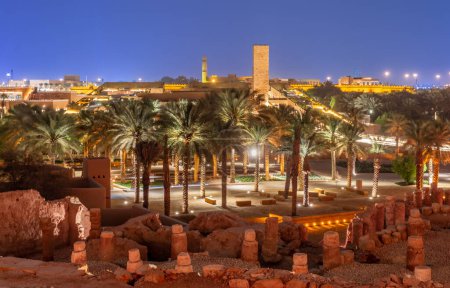 Foto de Murallas del casco antiguo de Diriyah iluminadas por la noche, Riad, Arabia Saudita - Imagen libre de derechos