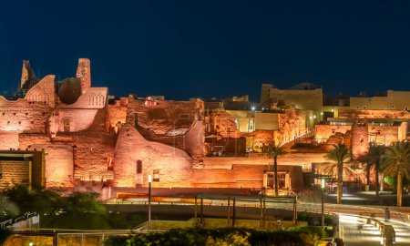 Téléchargez les photos : Diriyah a illuminé les murs de la vieille ville, complexe du quartier At-Turaif la nuit, Riyad, Arabie Saoudite - en image libre de droit