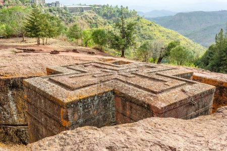 Monolithische, in Felsen gehauene Ortodox-Kirche von Saint George mit Kreuzdachform, Lalibela, Amhara-Region, Äthiopien.