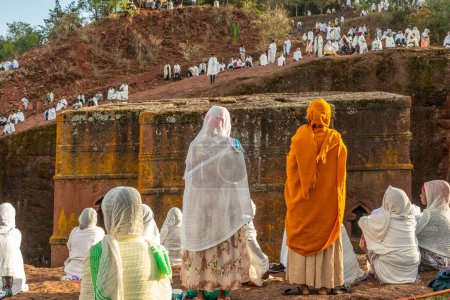 Des gens se sont rassemblés pour le service de masse à l'église ortodoxe en forme de croix monolithique taillée dans la roche de Saint George, Lalibela, région d'Amhara, Éthiopie.