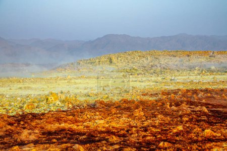 Campos de azufre rojo y amarillo, paisaje volcánico Danakil Depresión desierto, Afar region, Etiopía