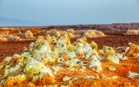 Formes minérales de soufre avec paysage volcanique du désert de la dépression Danakil, région d'Afar, Éthiopie
