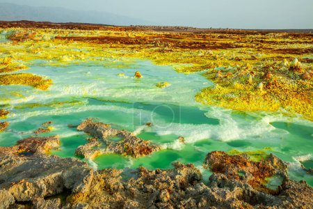 Paysage volcanique coloré avec lacs toxiques et minéraux sulfureux, désert de la dépression Danakil, région d'Afar, Éthiopie