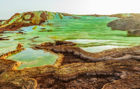 Coloridas terrazas verdes de lago volcánico y minerales amarillos de azufre, Danakil Depresión desierto, Afar region, Etiopía