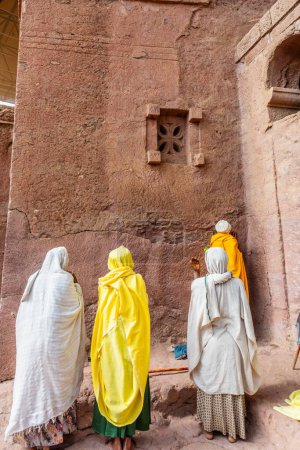 Pilgerinnen versammelten sich zum Gottesdienst an den Mauern der monolithischen Ortodox-Kirche von Bete Maryam, Lalibela, Amhara-Region, Äthiopien.