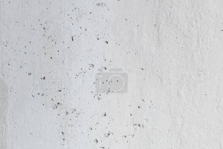 Foto de Textura erosionada de hormigón ligero. pared con grietas y arañazos, fondo para espacio de copia - Imagen libre de derechos