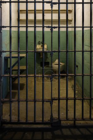 Foto de San Francisco - California - United States of America 2022-12-24 - Alcatraz prison cell bars close-up - Close-up of the bars of a small prison cell at Alcatraz, with the toilet and sink visible in the background. - Imagen libre de derechos