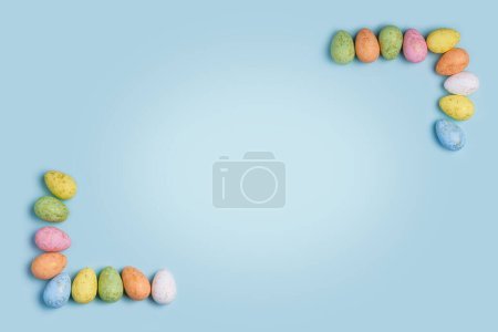 Foto de Su Pascua-temática pastel fondo azul cuenta con coloridos huevos de Pascua decorados formando las esquinas. Perfecto para banners web, tarjetas de felicitación, publicaciones en redes sociales y más - Imagen libre de derechos