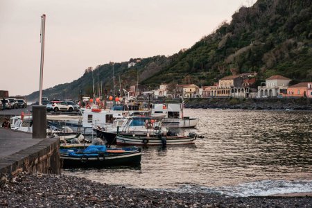 Foto de Hermosa toma desde el muelle de Santa Maria La Scala capturando el mar y pintorescas casas que bordean el paseo marítimo. - Imagen libre de derechos