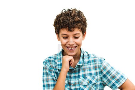 Téléchargez les photos : Joyeux jeune individu dans un chemisier à carreaux bleu glousse, mettant en valeur un sourire chaleureux sur un fond blanc - en image libre de droit