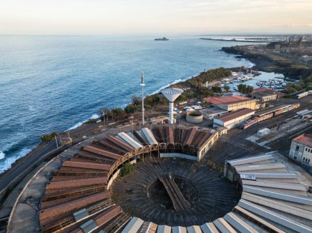 Téléchargez les photos : Cette photographie aérienne capture "La Rotonda", la gare circulaire historique de Catane, mettant en valeur son architecture unique face à la côte sicilienne.. - en image libre de droit