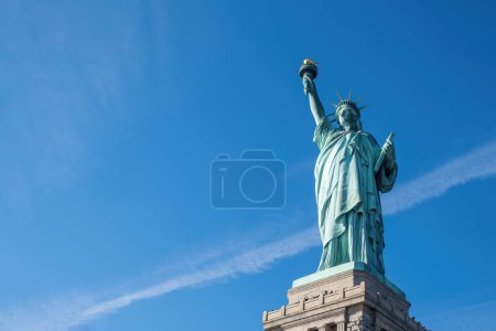 Téléchargez les photos : Magnifique vue vers le haut de la Statue de la Liberté, symbolisant la liberté et la démocratie contre un ciel bleu clair - en image libre de droit