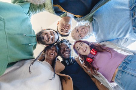 Téléchargez les photos : Vue aérienne d'un groupe diversifié d'amis joyeux formant un cercle symbolisant l'unité et l'amitié. - en image libre de droit