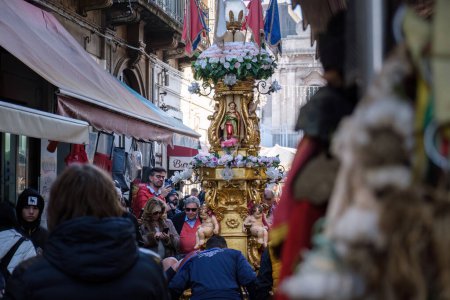 Foto de Catania, Italia - 27 de enero de 2024: Fiel multitud "bailando" candelero en la procesión festiva de Santa Ágata, una tradición religiosa profundamente arraigada - Imagen libre de derechos