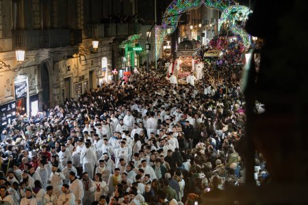 Téléchargez les photos : Catane, Sicile - Italie, 02-04-2024 : Une foule de dévots au cours de la dynamique procession du Festival de Sant'Agata à Catane, capturant l'essence de la ferveur religieuse sicilienne. - en image libre de droit
