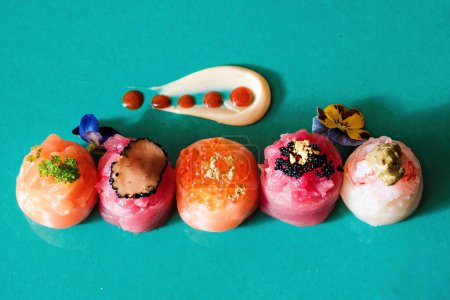 Téléchargez les photos : Exposition artistique de sushis temari avec différentes garnitures - une touche moderne sur la cuisine traditionnelle japonaise - en image libre de droit