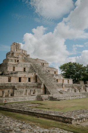 Foto de Etzn mayan ruin in Campeche, Yucatn Mexico. Popular tourist attractiondestination - Imagen libre de derechos