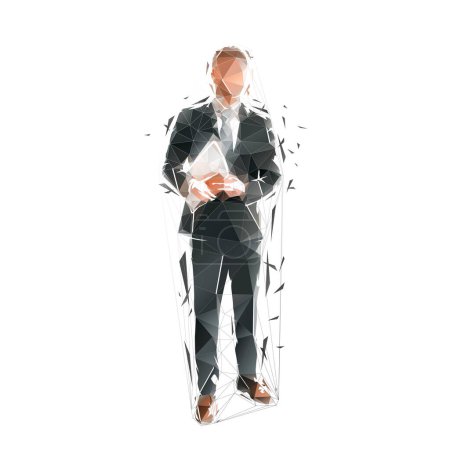 Téléchargez les illustrations : Homme d'affaires debout en costume et tenant des documents, illustration vectorielle isolée en poly bas, dessin géométrique - en licence libre de droit