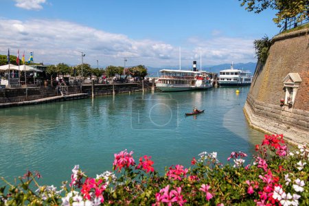 Foto de Antiguas murallas venecianas y puerto de ferry en Canale di Mezzo Peschiera, Lago di garda, Italia - Imagen libre de derechos