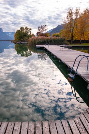 Foto de Kaltern, Tirol del Sur, Italia 14 de noviembre de 2022 Fase de aterrizaje en el lago Caldaro, un lago de baño natural en la ruta del vino del Tirol del Sur - Imagen libre de derechos