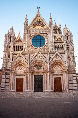 Téléchargez les photos : Sienne, Italie 02 juin 2022 Vue de face de la cathédrale de Sienne depuis la Piazza del Duomo - en image libre de droit