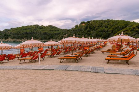 Téléchargez les photos : Transats vides le soir sur la plage emblématique de Fetovaia, île d'Elbe, Toscane, Italie - en image libre de droit
