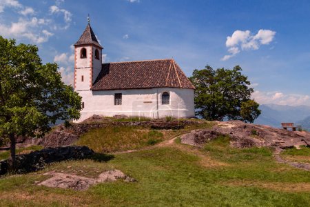 Foto de La pequeña iglesia de San Hipólito situado cerca de Tisens con vista panorámica de las ciudades de Merano a Bolzano. - Imagen libre de derechos