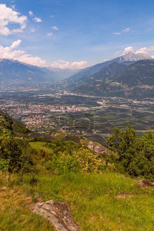Téléchargez les photos : Vue panoramique de la ville Merano et chaîne de montagnes texelgroup à partir de petite église St. Hippolyt situé sur une colline près de Tisens. - en image libre de droit