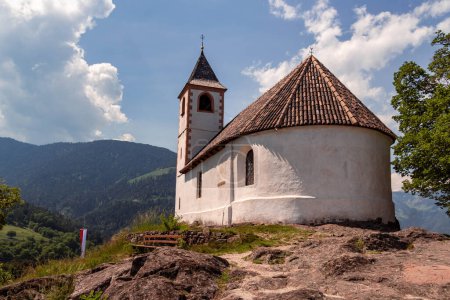 Foto de La pequeña iglesia de San Hipólito situada cerca de Tisens, Tirol del Sur. Foto de alta calidad - Imagen libre de derechos