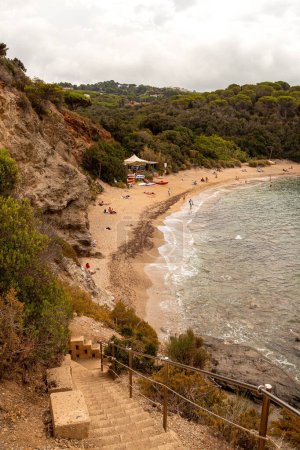 Foto de Vista de ángulo alto sobre la playa de Barabarca, una playa de arena libre situada cerca del pueblo de Capoliveri en el golfo de stella, isla de Elba, Italia. - Imagen libre de derechos