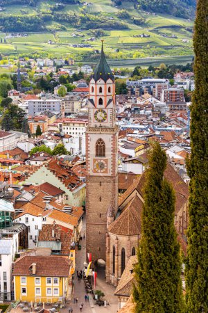 Blick über das Stadtbild mit dem Dom St. Nikolaus von Meran, Südtirol, Italien vom berühmten Wanderweg Tappeinerweg aus gesehen. 