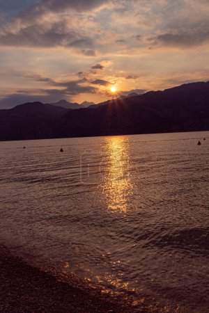 Foto de Lakeview al atardecer desde la pasarela de Malcesine, Lago de Garda, Italia. - Imagen libre de derechos